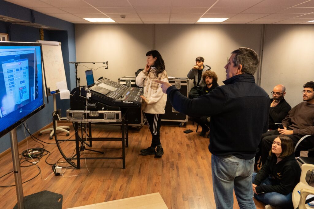 Javier Isequilla en una clase del Máster de Sonido Directo de Trade Formación
